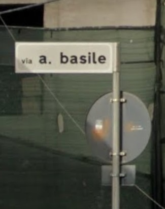Cartello stradale con la scritta «via a. basile» (Palmi)